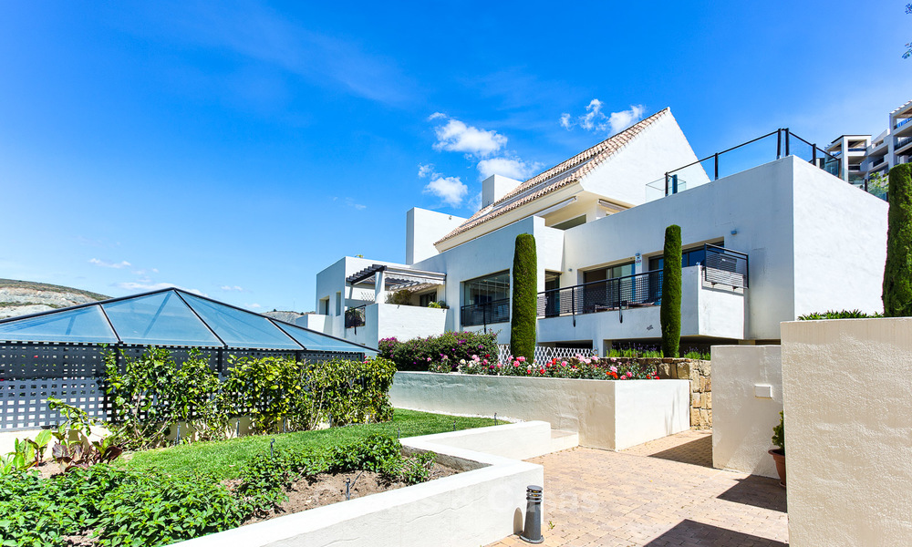 Lujoso apartamento moderno y espacioso en venta en un complejo de golf de 5 estrellas, en la Nueva Milla de Oro en Benahavis - Marbella 3692