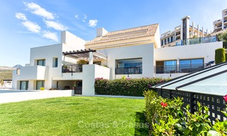 Lujoso apartamento moderno y espacioso en venta en un complejo de golf de 5 estrellas, en la Nueva Milla de Oro en Benahavis - Marbella 3693 