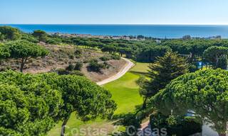 Nuevas casas modernas y espaciosas en primera linea de golf en venta, con impresionantes vistas al Mediterraneo y al golf, Marbella Este 33241 