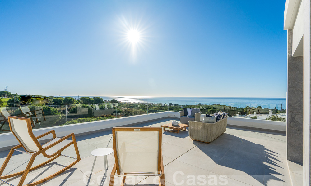 Nuevas casas modernas y espaciosas en primera linea de golf en venta, con impresionantes vistas al Mediterraneo y al golf, Marbella Este 33242
