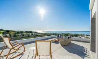Nuevas casas modernas y espaciosas en primera linea de golf en venta, con impresionantes vistas al Mediterraneo y al golf, Marbella Este 33242 