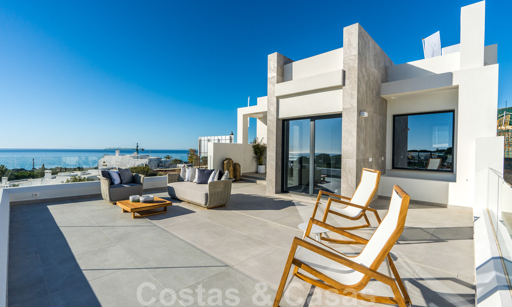 Nuevas casas modernas y espaciosas en primera linea de golf en venta, con impresionantes vistas al Mediterraneo y al golf, Marbella Este 33243
