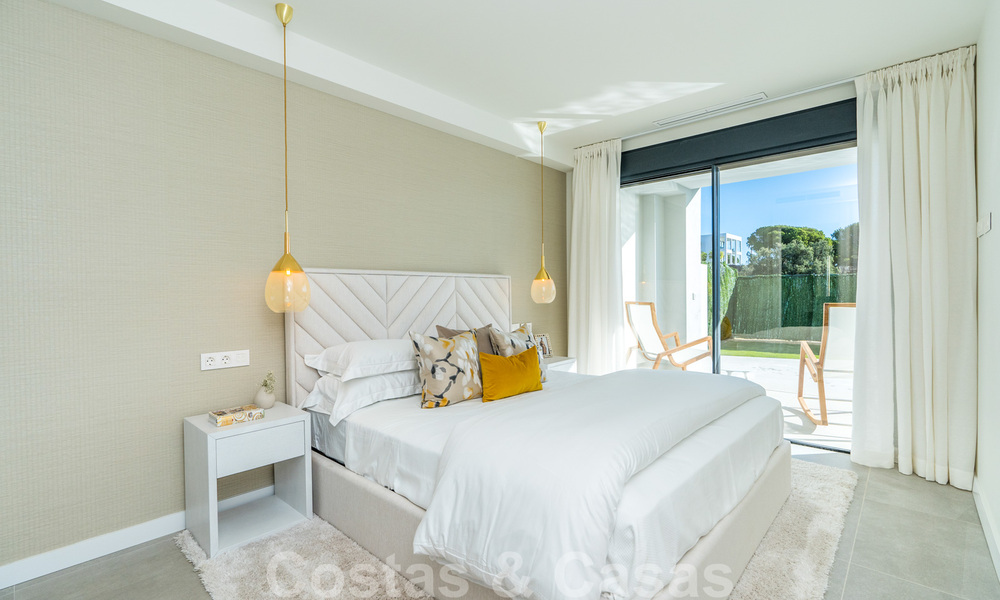 Nuevas casas modernas y espaciosas en primera linea de golf en venta, con impresionantes vistas al Mediterraneo y al golf, Marbella Este 33245