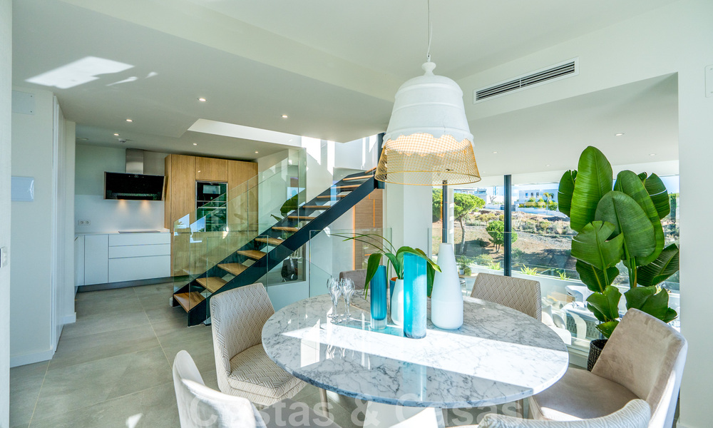 Nuevas casas modernas y espaciosas en primera linea de golf en venta, con impresionantes vistas al Mediterraneo y al golf, Marbella Este 33254