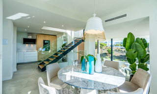 Nuevas casas modernas y espaciosas en primera linea de golf en venta, con impresionantes vistas al Mediterraneo y al golf, Marbella Este 33254 