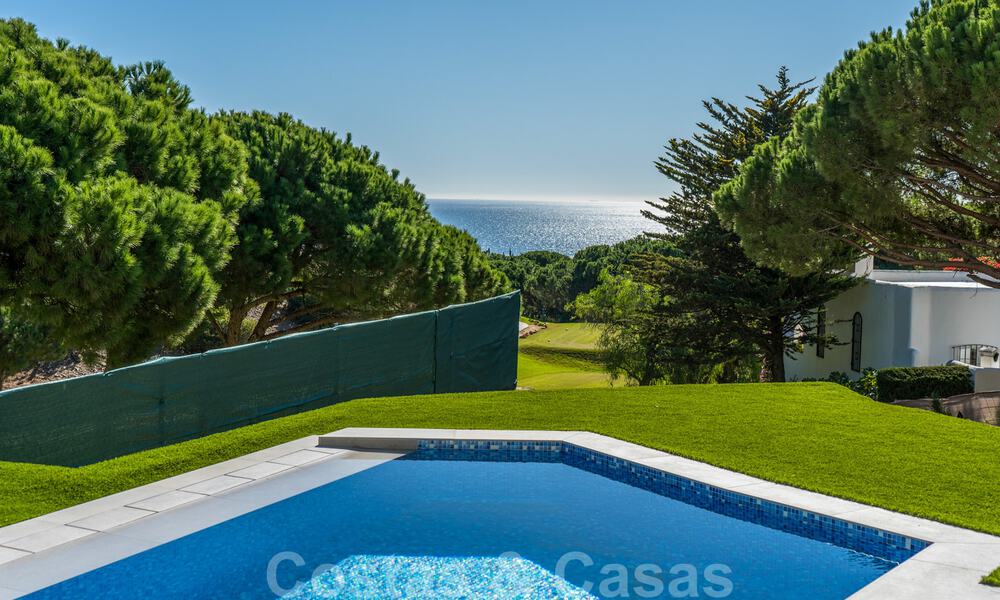 Nuevas casas modernas y espaciosas en primera linea de golf en venta, con impresionantes vistas al Mediterraneo y al golf, Marbella Este 33255