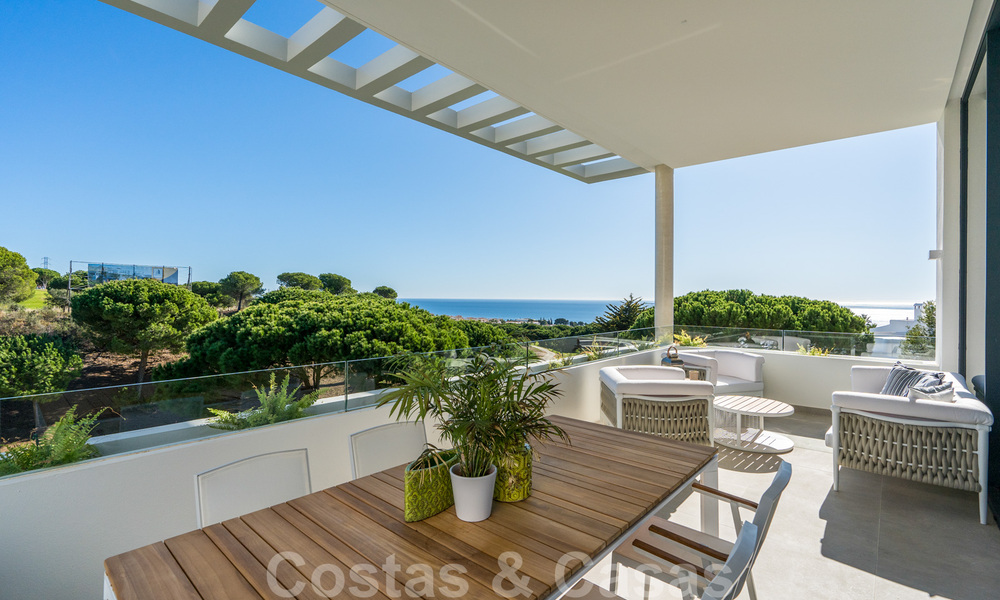 Nuevas casas modernas y espaciosas en primera linea de golf en venta, con impresionantes vistas al Mediterraneo y al golf, Marbella Este 33256