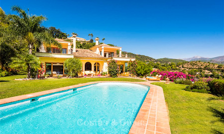 Encantadora y espaciosa villa de estilo andaluz en venta en El Madroñal, Benahavis - Marbella 3751