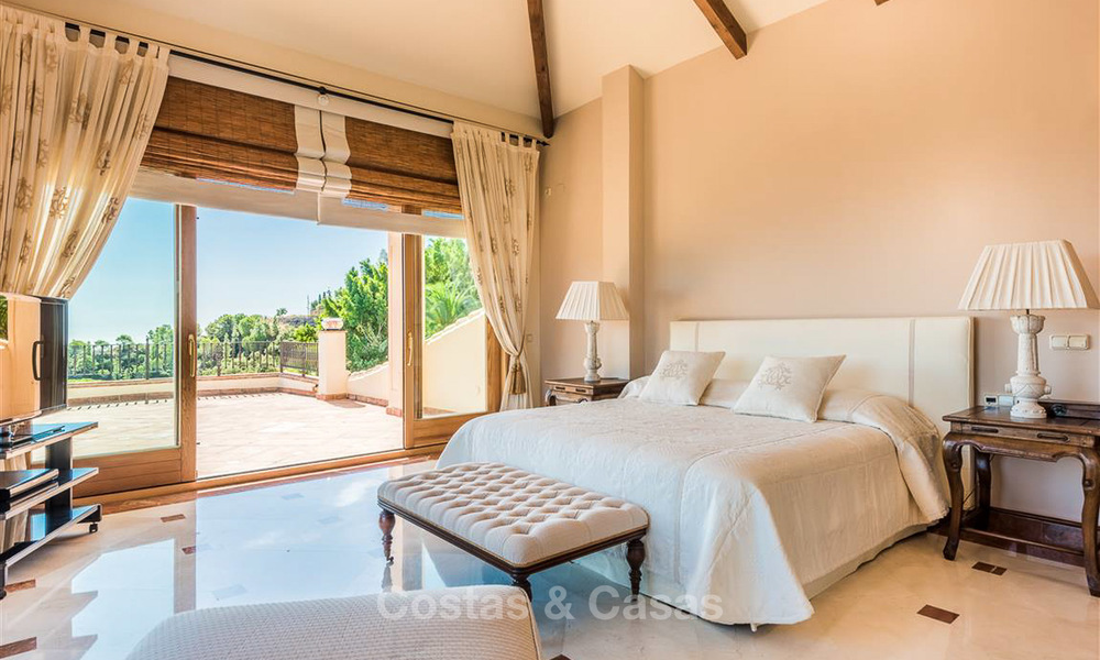 Encantadora y espaciosa villa de estilo andaluz en venta en El Madroñal, Benahavis - Marbella 3755