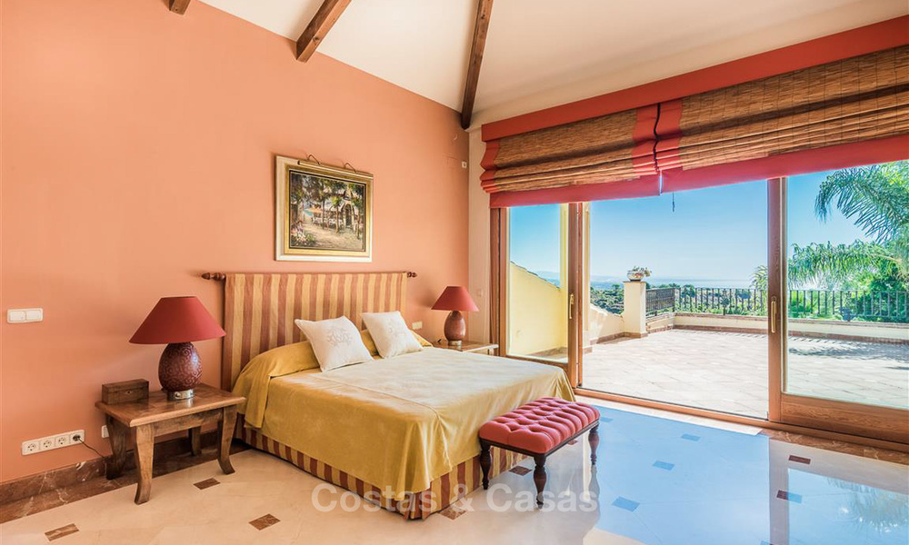 Encantadora y espaciosa villa de estilo andaluz en venta en El Madroñal, Benahavis - Marbella 3758