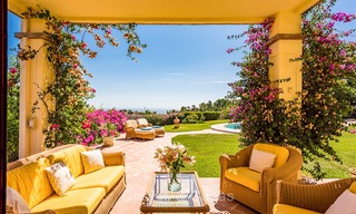 Encantadora y espaciosa villa de estilo andaluz en venta en El Madroñal, Benahavis - Marbella 3762 