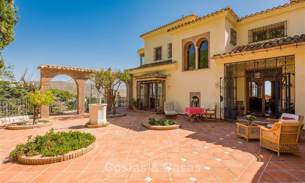 Encantadora y espaciosa villa de estilo andaluz en venta en El Madroñal, Benahavis - Marbella 3765