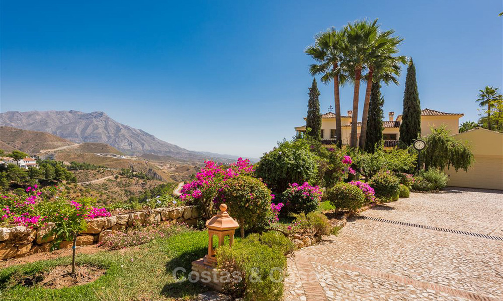 Encantadora y espaciosa villa de estilo andaluz en venta en El Madroñal, Benahavis - Marbella 3766