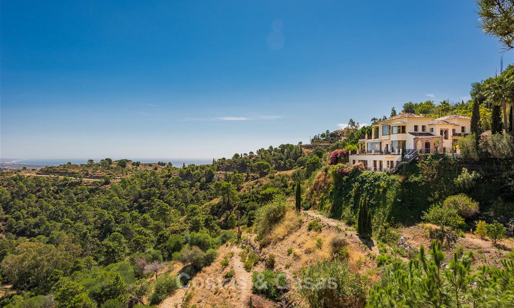 Encantadora y espaciosa villa de estilo andaluz en venta en El Madroñal, Benahavis - Marbella 3767