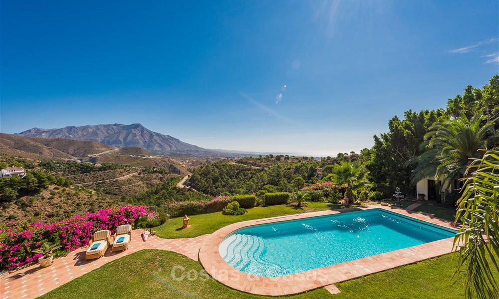 Encantadora y espaciosa villa de estilo andaluz en venta en El Madroñal, Benahavis - Marbella 3768