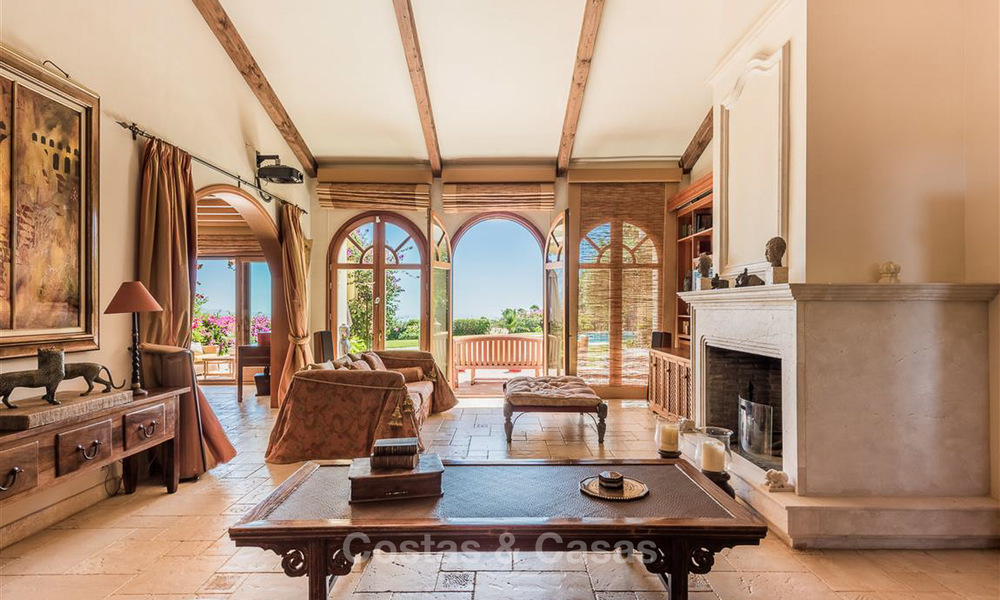 Encantadora y espaciosa villa de estilo andaluz en venta en El Madroñal, Benahavis - Marbella 3771