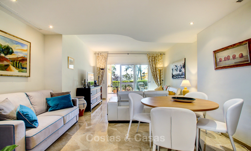 Encantador y espacioso apartamento de lujo, orientado al sur, en venta en una codiciada urbanización de golf, Elviria - Marbella 4091
