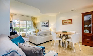 Encantador y espacioso apartamento de lujo, orientado al sur, en venta en una codiciada urbanización de golf, Elviria - Marbella 4092 