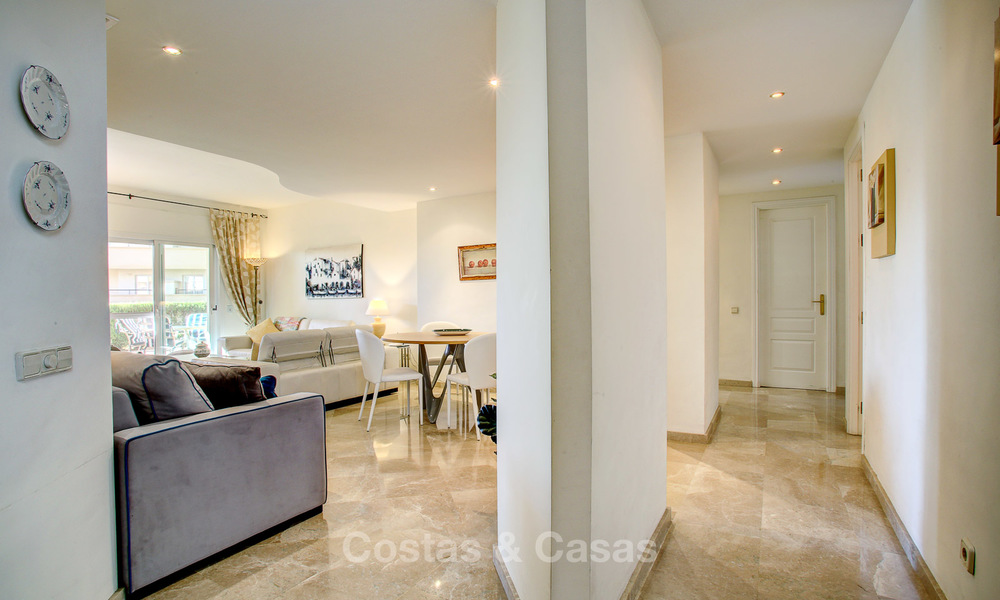 Encantador y espacioso apartamento de lujo, orientado al sur, en venta en una codiciada urbanización de golf, Elviria - Marbella 4093