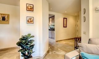 Encantador y espacioso apartamento de lujo, orientado al sur, en venta en una codiciada urbanización de golf, Elviria - Marbella 4094 