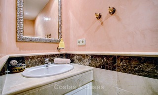 Encantador y espacioso apartamento de lujo, orientado al sur, en venta en una codiciada urbanización de golf, Elviria - Marbella 4095 
