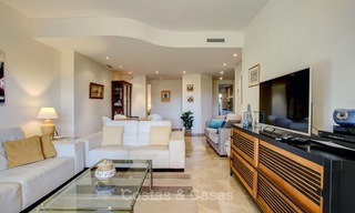 Encantador y espacioso apartamento de lujo, orientado al sur, en venta en una codiciada urbanización de golf, Elviria - Marbella 4096 