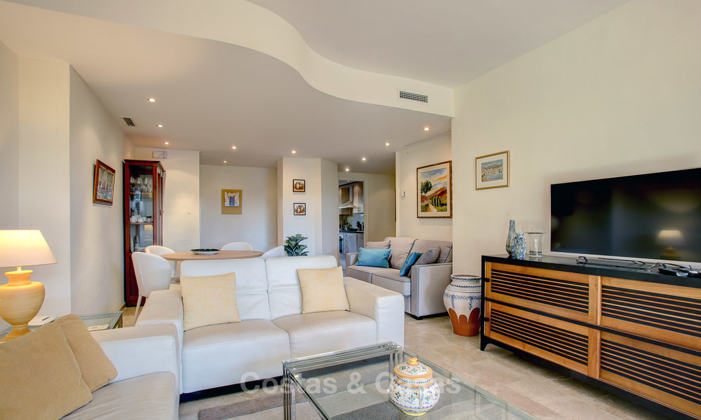 Encantador y espacioso apartamento de lujo, orientado al sur, en venta en una codiciada urbanización de golf, Elviria - Marbella 4097