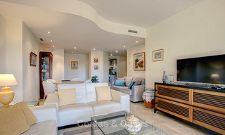 Encantador y espacioso apartamento de lujo, orientado al sur, en venta en una codiciada urbanización de golf, Elviria - Marbella 4097 