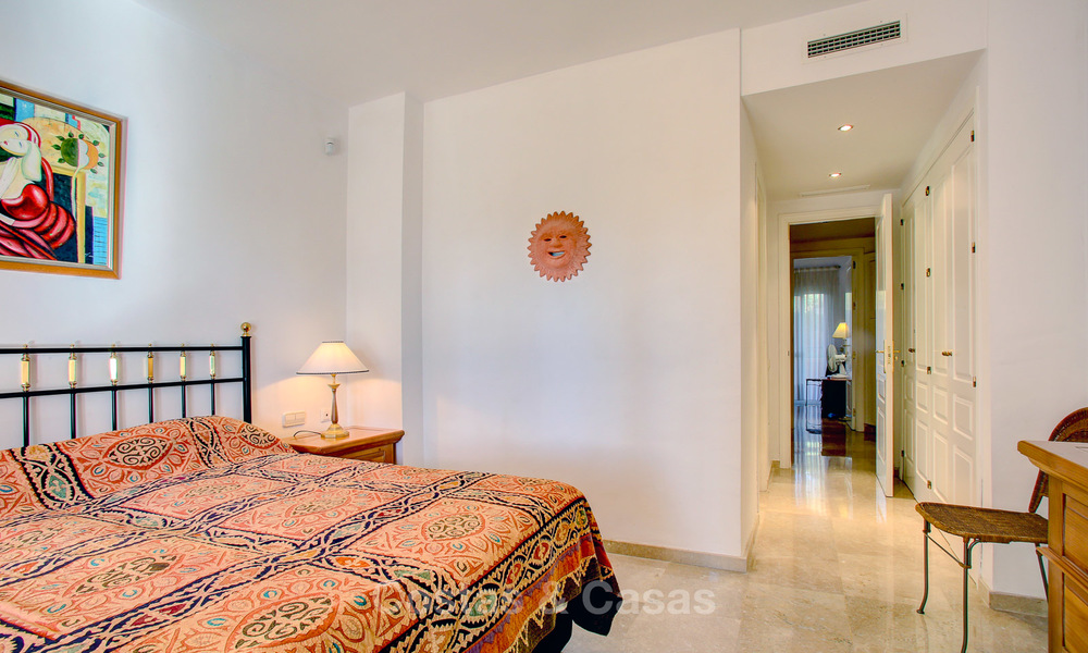 Encantador y espacioso apartamento de lujo, orientado al sur, en venta en una codiciada urbanización de golf, Elviria - Marbella 4107
