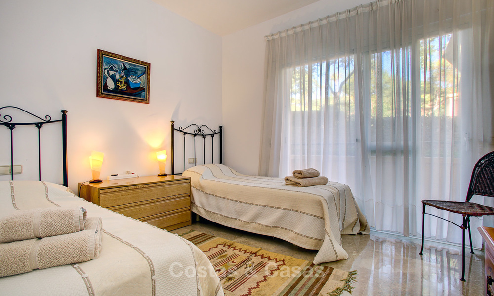 Encantador y espacioso apartamento de lujo, orientado al sur, en venta en una codiciada urbanización de golf, Elviria - Marbella 4110