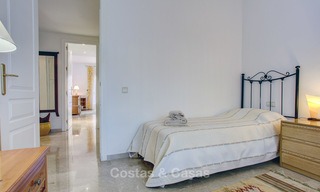 Encantador y espacioso apartamento de lujo, orientado al sur, en venta en una codiciada urbanización de golf, Elviria - Marbella 4111 