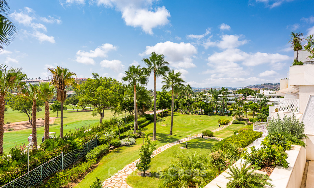 Primera línea de golf, amplio ático de lujo en venta en Nueva Andalucia - Marbella 4015