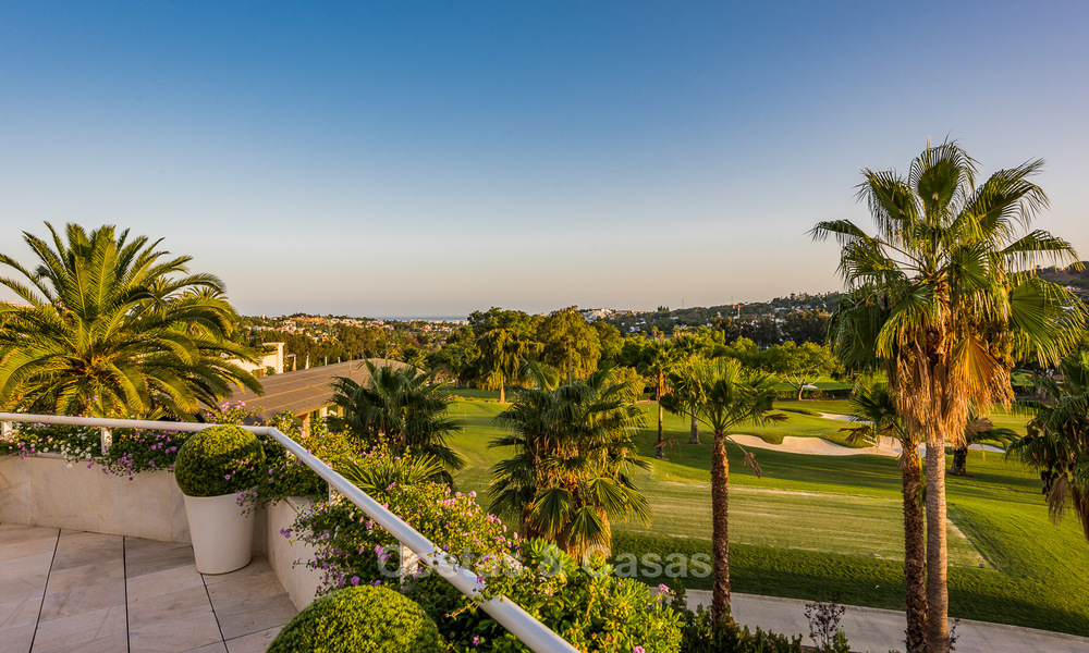 Primera línea de golf, amplio ático de lujo en venta en Nueva Andalucia - Marbella 4026