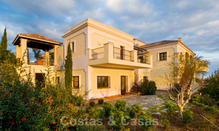 Exclusiva villa en venta, con vistas al mar en un resort enMarbella - Benahavis 22380 