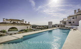 Impresionantes apartamentos de lujo en venta en un exclusivo complejo en Nueva Andalucia - Marbella con vistas al golf y mar 18376 