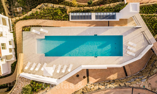 Impresionantes apartamentos de lujo en venta en un exclusivo complejo en Nueva Andalucia - Marbella con vistas al golf y mar 31948 