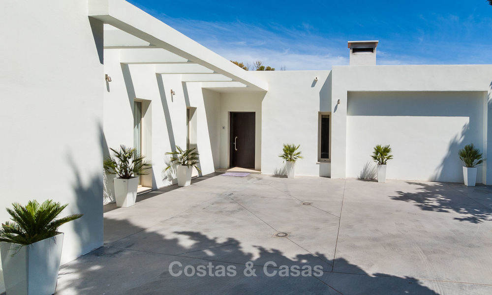 Villa moderna en venta cerca de la playa y golf en Marbella - Estepona 4281