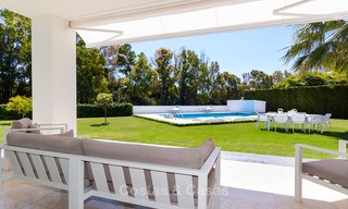 Villa moderna en venta cerca de la playa y golf en Marbella - Estepona 4301 