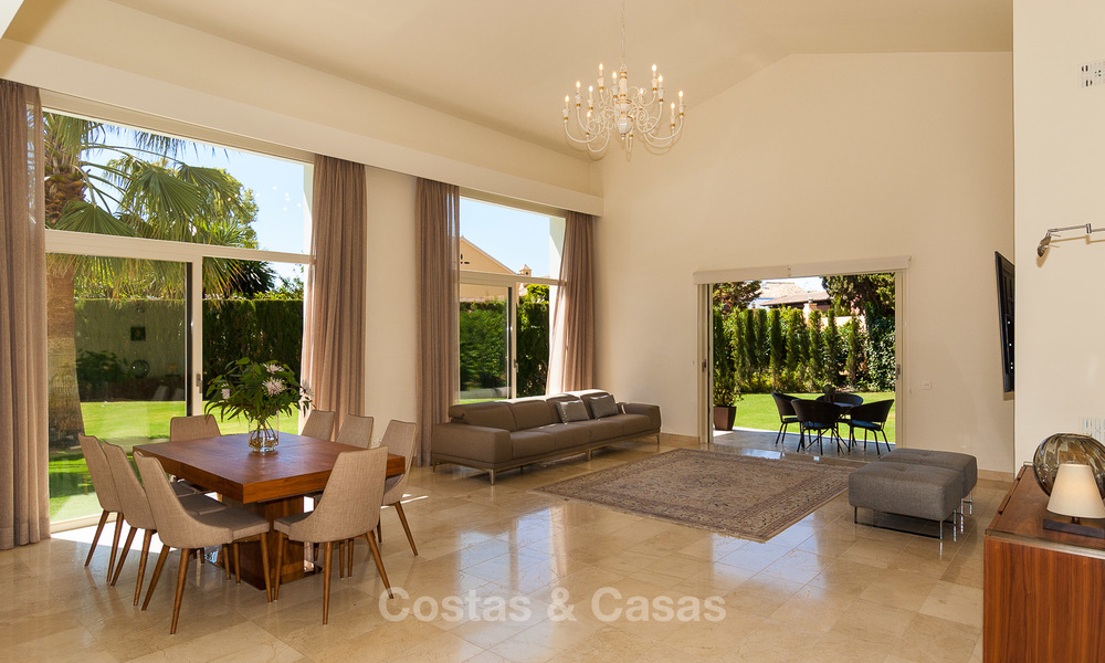 Villa moderna en venta cerca de la playa y golf en Marbella - Estepona 4304