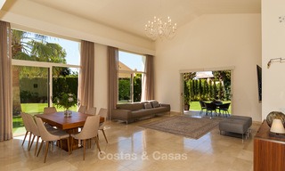 Villa moderna en venta cerca de la playa y golf en Marbella - Estepona 4304 