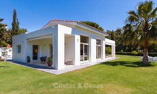 Villa moderna en venta cerca de la playa y golf en Marbella - Estepona 4306 