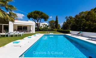 Villa moderna en venta cerca de la playa y golf en Marbella - Estepona 4310 