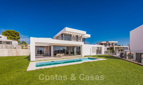 Oferta especial! Impresionantes, espaciosas y modernas villas de lujo con maravillosas vistas al mar en venta en un nuevo desarrollo entre Estepona y Marbella 32043