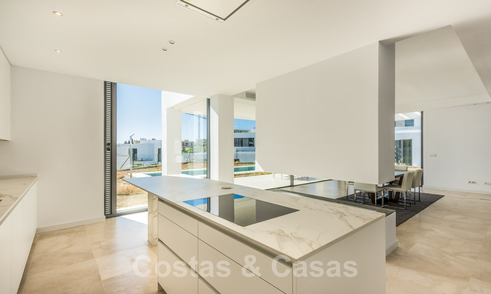 Oferta especial! Impresionantes, espaciosas y modernas villas de lujo con maravillosas vistas al mar en venta en un nuevo desarrollo entre Estepona y Marbella 32046