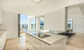 Oferta especial! Impresionantes, espaciosas y modernas villas de lujo con maravillosas vistas al mar en venta en un nuevo desarrollo entre Estepona y Marbella 32046 