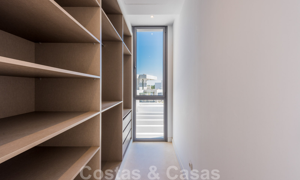 Oferta especial! Impresionantes, espaciosas y modernas villas de lujo con maravillosas vistas al mar en venta en un nuevo desarrollo entre Estepona y Marbella 32048
