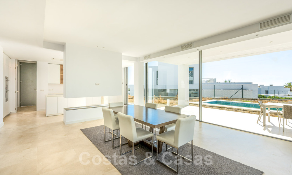 Oferta especial! Impresionantes, espaciosas y modernas villas de lujo con maravillosas vistas al mar en venta en un nuevo desarrollo entre Estepona y Marbella 32052