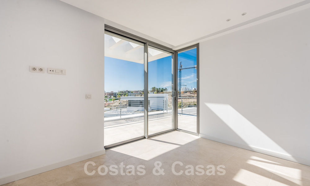 Oferta especial! Impresionantes, espaciosas y modernas villas de lujo con maravillosas vistas al mar en venta en un nuevo desarrollo entre Estepona y Marbella 32056