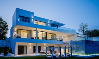 Moderna villa nueva con fantásticas vistas al mar en venta, situada en una urbanización cerrada en Benahavis, Marbella 4401 