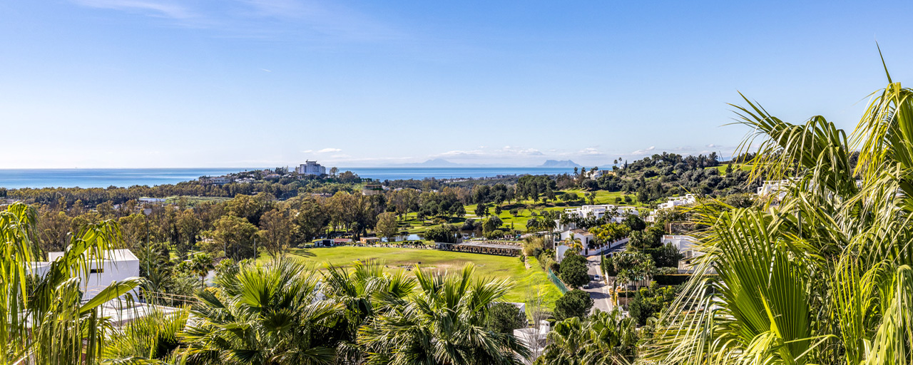 Ático renovado de 3 dormitorios en una exclusiva comunidad con vistas al mar y al campo de golf en Marbella - Benahavís